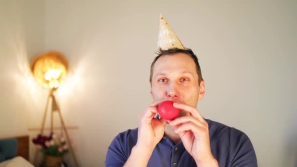 소파에 모자에 코카서스 휴일의 — 비디오