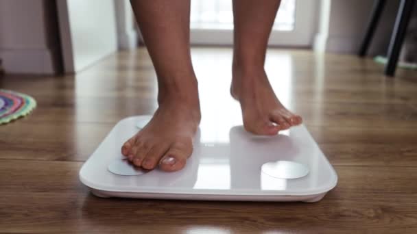 重量のスケールは重量を測定します ガールレッグ ステップ バスルーム スケール フィットネスダイエット女性はスリミングを量るスケールを立ってフィットします Bmiの減量をチェックするダイエット ベアフット測定ボディ脂肪重量 — ストック動画