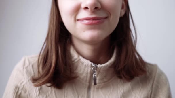 Fiatal Lány Rendellenes Fogsor Korrekció Fém Fogszabályzóval Nyisd Szád — Stock videók