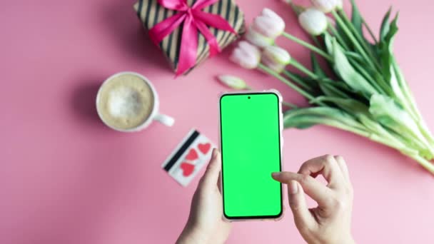 Вид Зверху Знімок Жіночих Рук Тримають Мобільний Телефон Зеленим Екраном — стокове відео