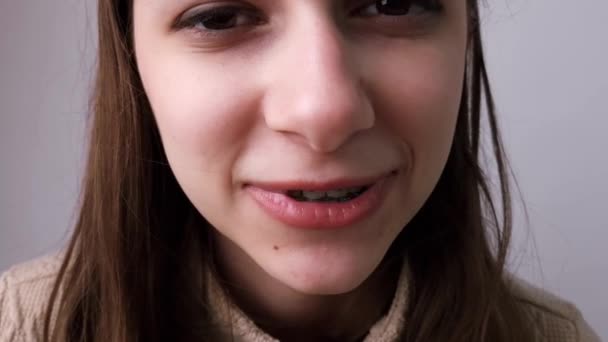 Fiatal Lány Rendellenes Fogsor Korrekció Fém Fogszabályzóval Nyisd Szád — Stock videók