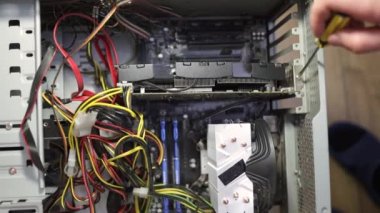 Servis merkezindeki bilgisayarı tamir eden teknisyen detayları söker. Çalışkan profesyonel inek teknisyen, işyerindeki nalbur tamir işini hallediyor.