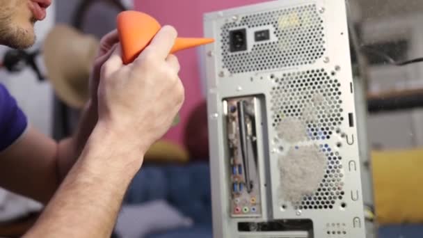 Eski Tozlu Elektronik Bilgisayarları Temizlemek Sıkıştırılmış Hava Eski Kablolar Çelikten — Stok video