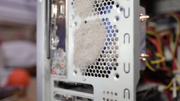 蜘蛛网和灰尘在风中摇曳在电脑机箱的风扇叶片的背景下 电脑机箱里的灰尘 — 图库视频影像