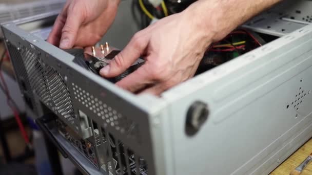 Technicus Reparatie Van Computer Het Servicecentrum Reparateur Losschroeven Details Hardwerkende — Stockvideo