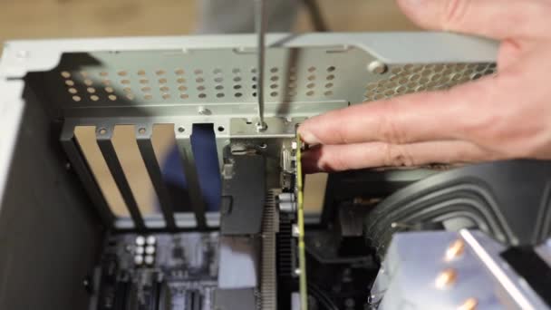 Τεχνικός Επισκευάζει Τον Υπολογιστή Στο Κέντρο Σέρβις Επισκευάζει Τις Λεπτομέρειες — Αρχείο Βίντεο