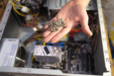 Servis merkezindeki bilgisayarı tamir eden teknisyen detayları söker. Çalışkan profesyonel inek teknisyen, işyerindeki nalbur tamir işini hallediyor.