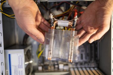 İşlemci soğutma sistemindeki termal yapıştırıcıya yakın çekim. İşlemci soğutma sistemi termal yağ yakın çekim makro stüdyo çekimi. Termal yapıştırıcı kaldırılıyor.