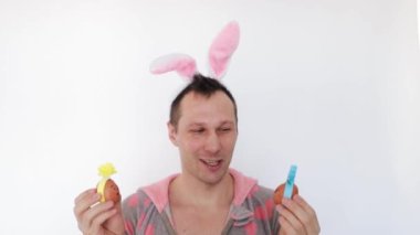 Paskalya tatil kavramı. Komik, komik, yakışıklı adam tavşan kulaklara giyiyor. Sağlıklı kavramı. Mutlu Paskalya ve komik Paskalya günü. Bunny tavşan adam tavşanlı kutlayan Paskalya kulakları.