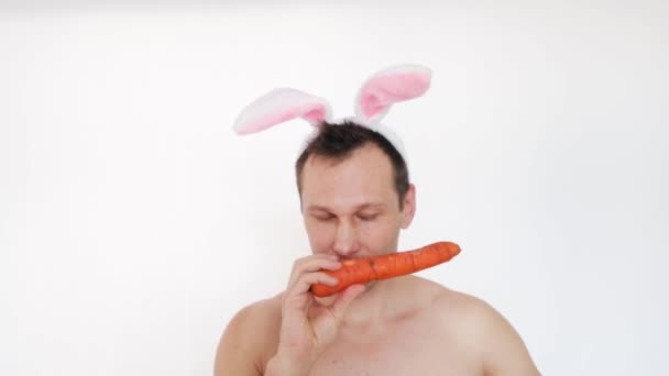 Paskalya Tatil Kavramı Komik Komik Yakışıklı Adam Tavşan Kulaklara Giyiyor — Stok video