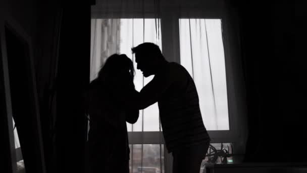 Średniej Wielkości Sylwetka Mężczyzny Duszącego Kobietę Przemoc Domowa Mąż Bije — Wideo stockowe