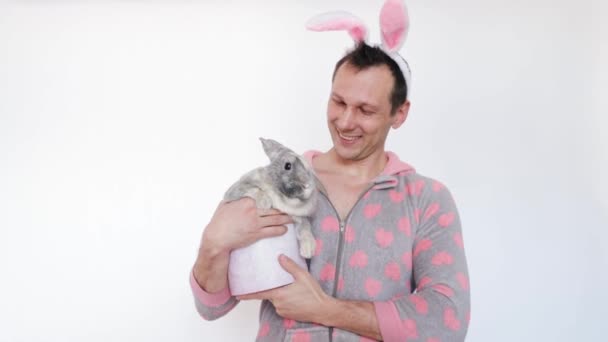 Портрет Усміхненого Красивого Чоловіка Тримає Пухнастого Великоднього Кролика Вухах Кролика — стокове відео