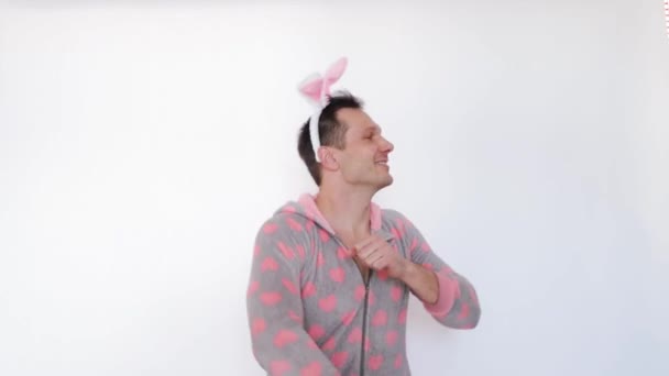 Hombre Gracioso Usa Orejas Conejo Bailando Feliz Pascua — Vídeos de Stock