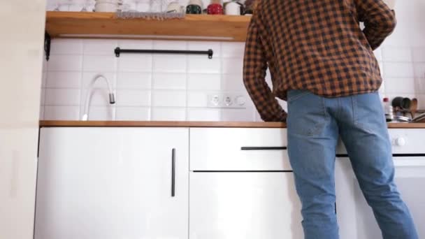 Beyaz Bir Adam Mutfakta Toz Temizliyor Mutfak Yüzeylerini Bir Bezle — Stok video