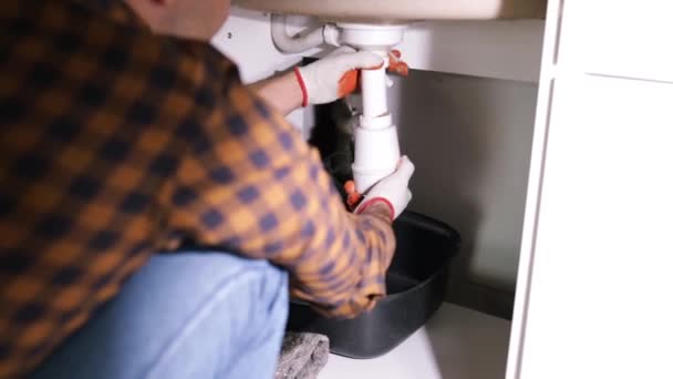 Υδραυλικός Επισκευάζει Υδραυλικούς Σωλήνες Στον Νεροχύτη Αφαίρεση Απόφραξης Του Φραγμού — Αρχείο Βίντεο