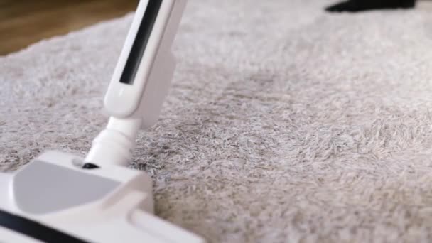 Close Vacuum Cleaner Vacuum Uming Carpet Modern Apartment Мужчина Держать — стоковое видео