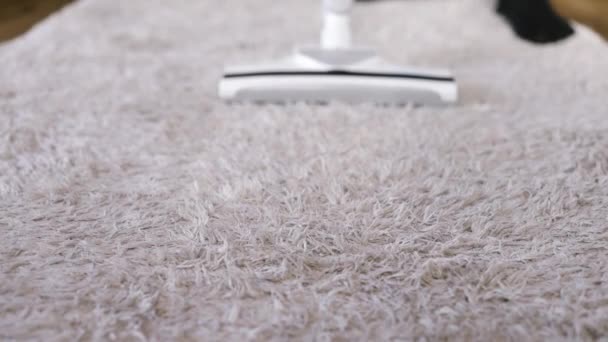Close Vacuum Cleaner Vacuum Uming Carpet Modern Apartment Мужчина Держать — стоковое видео
