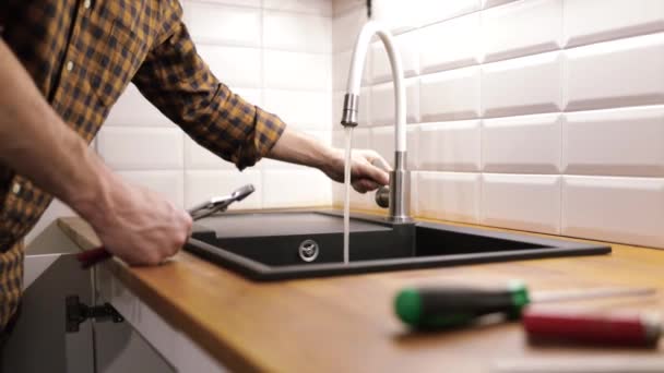 Loodgieter Reparaties Sanitair Leidingen Gootsteen Verstopping Afvoerpijp Verwijderen — Stockvideo