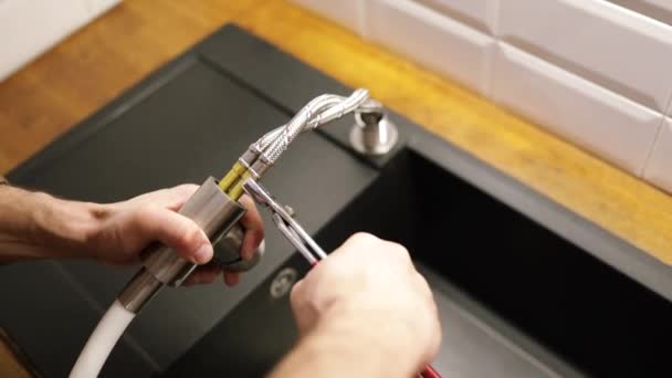 Vakkundige Aantrekkelijke Blanke Loodgieter Beschermende Werkkleding Repareren Gootsteen Leidingen Vervangen — Stockvideo