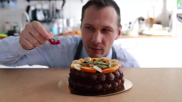 Close Man Chef Restauracji Kuchnia Serwuje Danie Ukierunkowane Dodawanie Ostatecznego — Wideo stockowe