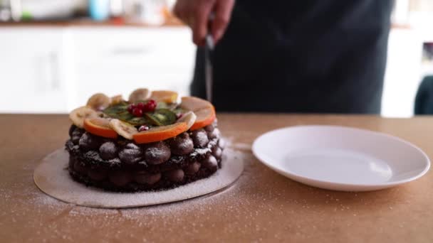 Pastelaria Chef Corta Bolo Chocolate Com Bagas — Vídeo de Stock
