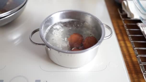 Uova Rallentatore Bollenti Una Pentola Bollente Uova Pollo Vengono Bollite — Video Stock