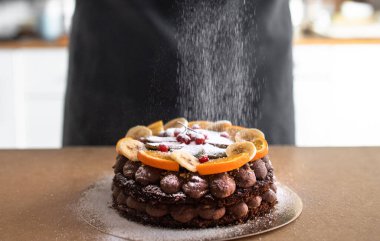 Pastaya serpiştirilmiş toz şeker. Fırında yemek pişirmek. Modern Ev Mutfağında Kek Yemekleri Pişiriyorum. Lezzetli Lezzetli Yemekler. İştah açıcı Tatlı Yemeği Hazırlanıyor 