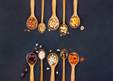 Siyah arka planda kurutulmuş meyve ve fındık. Sağlıklı gıda konsepti.