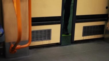 Metro vagonunun otomatik kapıları kapalı. Yolcu panosu hızlı ulaşım treninde.. 