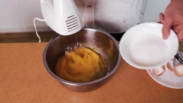 반죽을 반죽하는 맛있는 음식이나 디저트를 만드는 과정이다 위에서 요리사를 최고의 — 비디오