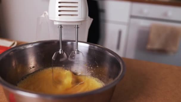 반죽을 반죽하는 맛있는 음식이나 디저트를 만드는 과정이다 위에서 요리사를 최고의 — 비디오