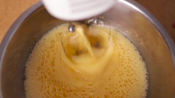Преклоняю Колени Процесс Приготовления Вкусного Угощения Десерта Ингредиенты Выпечки Столе — стоковое видео