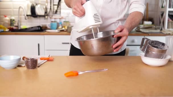 Chef Macho Cocina Masa Líquida Para Buñuelos Tortitas Tortitas Delicioso — Vídeos de Stock
