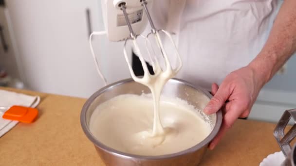 厨师男性烹调液体面团做松饼煎饼给孩子们吃美味的早餐 面粉从勺量具上倒出 做面糊的过程 — 图库视频影像