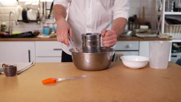 厨师男性烹调液体面团做松饼煎饼给孩子们吃美味的早餐 面粉从勺量具上倒出 做面糊的过程 — 图库视频影像