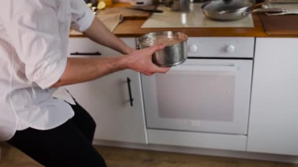 Close Homem Mão Abrindo Forno Cozinha Moderna Utensílios Cozinha Conceito — Vídeo de Stock