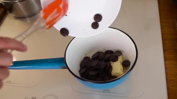 黑巧克力掉进锅里 为高档手工制作的糖果 巧克力和糖果准备融化的巧克力 — 图库视频影像
