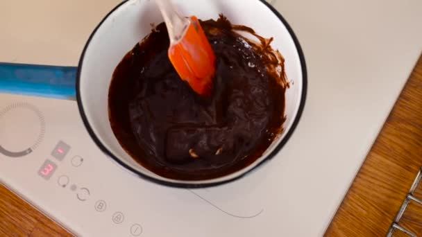 Темний Шоколад Потрапляє Каструлю Приготування Розтопленого Шоколаду Цукерок Преміум Класу — стокове відео