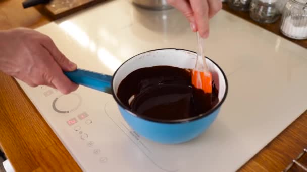 黑巧克力掉进锅里 为高档手工制作的糖果 巧克力和糖果准备融化的巧克力 — 图库视频影像