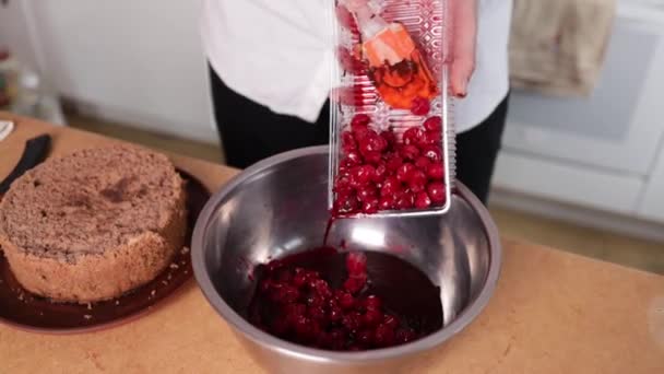 在厨房做多汁的开胃樱桃蛋糕 自制面包店 糕点概念 — 图库视频影像