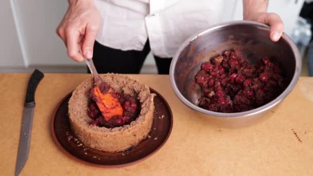 주방에서 육즙이 풍부한 케이크를 만듭니다 홈메이드 베이커리 페이스트리 — 비디오