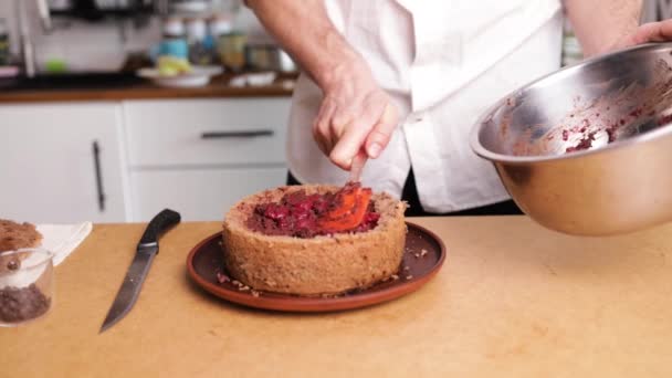 在厨房做多汁的开胃樱桃蛋糕 自制面包店 糕点概念 — 图库视频影像