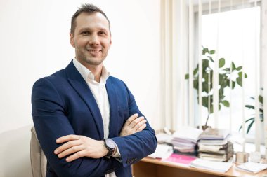 Ofiste gülümseyen beyaz yakışıklı bir CEO portresi..