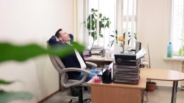 Çalışanlar proje hazırlıklarını tamamlar, ofis koltuğuna yaslanır, işten memnun kalır, serbest çalışan işini bitirir, nefes nefese rahatlar, temiz hava konseptinin tadını çıkarır.
