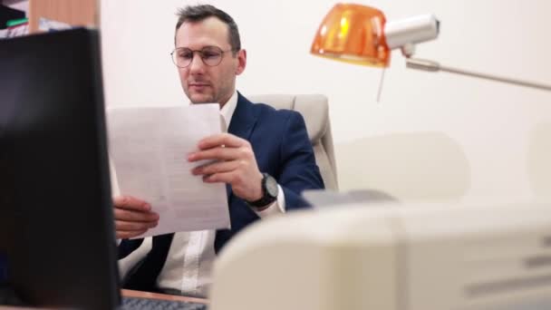 Робочий Кавказький Працівник Чоловічої Офісу Сидить Столом Офісі Вивчаючи Документи — стокове відео