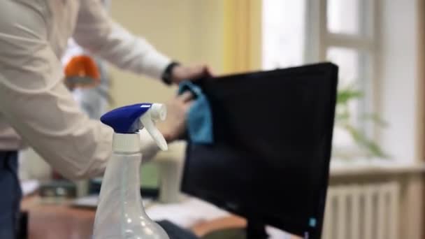Computador Limpeza Das Mãos Homem Com Spray Desinfetante Pano Microfibra — Vídeo de Stock