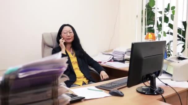 亚洲商业女性专业营销经理使用笔记本电脑 在办公室工作的从事计算机数字数据管理的中国女商人 — 图库视频影像