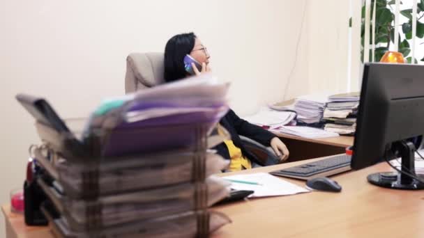 Asyalı Kadını Profesyonel Pazarlama Müdürü Dizüstü Bilgisayar Kullanıyor Ofiste Oturmuş — Stok video