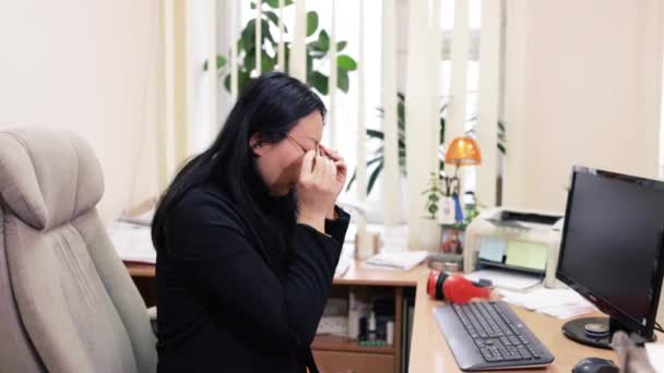 Biznes Kobieta Siedzi Biurze Odczuwa Ból Oczach Zmęczony Czas Ekspresji — Wideo stockowe