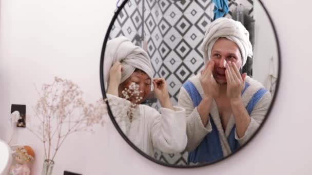 Banyodan Çıktıktan Sonra Aynanın Önünde Duran Komik Çift Kafasında Beyaz — Stok video
